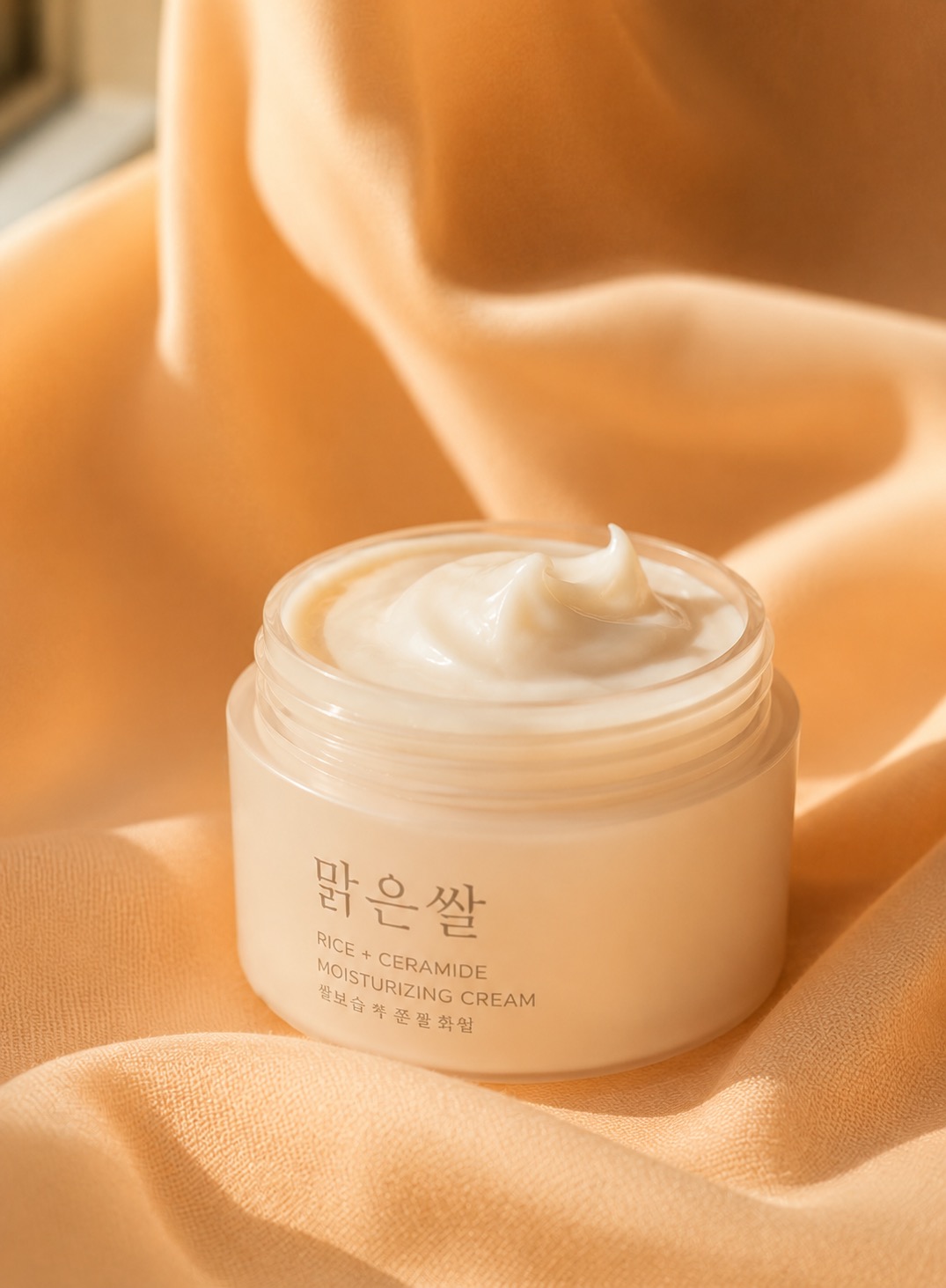 Symbolbild: Koreanische Hautpflege Creme im weichen Licht (KI-generiert)